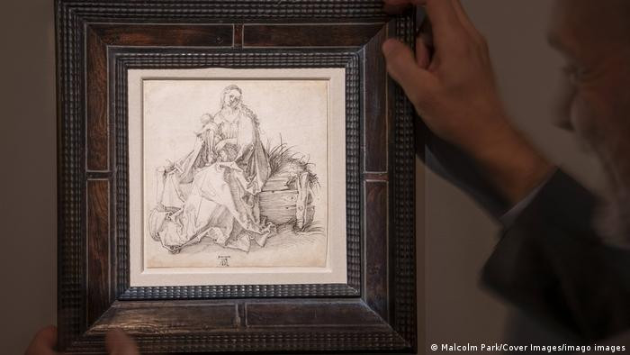 Tại đây, ông Schorer và Phillipson có cuộc trò chuyện vui vẻ về nghệ thuật. Trong lúc đang nói chuyện, ông Phillipson nói rằng bạn mình có thể đang sở hữu bức tranh thật của họa sĩ Albrecht Dürer. Bức tranh có chữ ký A.D ở góc "có thể là bằng chứng".