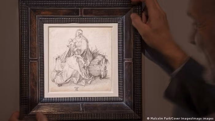 Tại đây, ông Schorer và Phillipson có cuộc trò chuyện vui vẻ về nghệ thuật. Trong lúc đang nói chuyện, ông Phillipson nói rằng bạn mình có thể đang sở hữu bức tranh thật của họa sĩ Albrecht Dürer. Bức tranh có chữ ký A.D ở góc "có thể là bằng chứng".