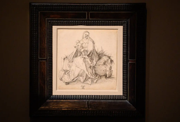 Cụ thể, sau khi mua tranh, người này cất ở trong nhà và thỉnh thoảng mang ra khoe với những người tới chơi nhà. Ông thấy bức tranh "Đức mẹ và Đứa trẻ" có điểm gì đó rất thu hút nhưng không nói rõ được là điều gì.