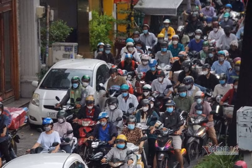 Giao thong hon loan o cua ngo san bay Tan Son Nhat, CSGT khong the dieu tiet-Hinh-6