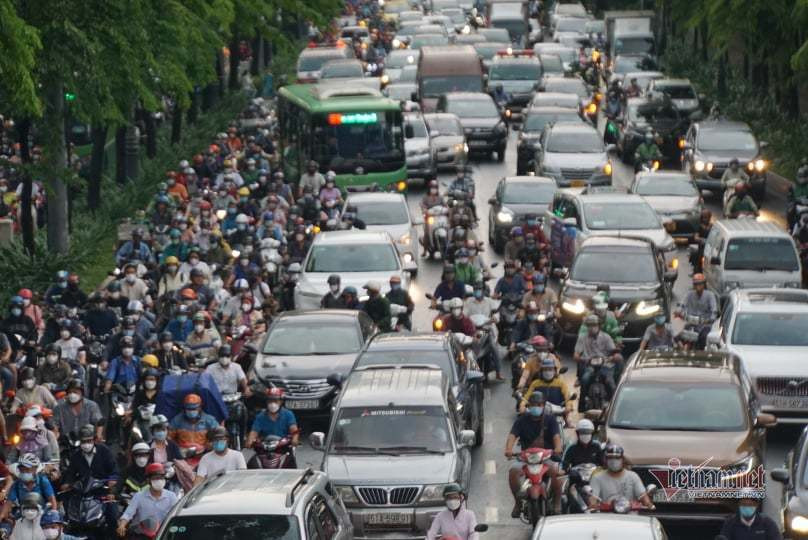 Giao thong hon loan o cua ngo san bay Tan Son Nhat, CSGT khong the dieu tiet-Hinh-8