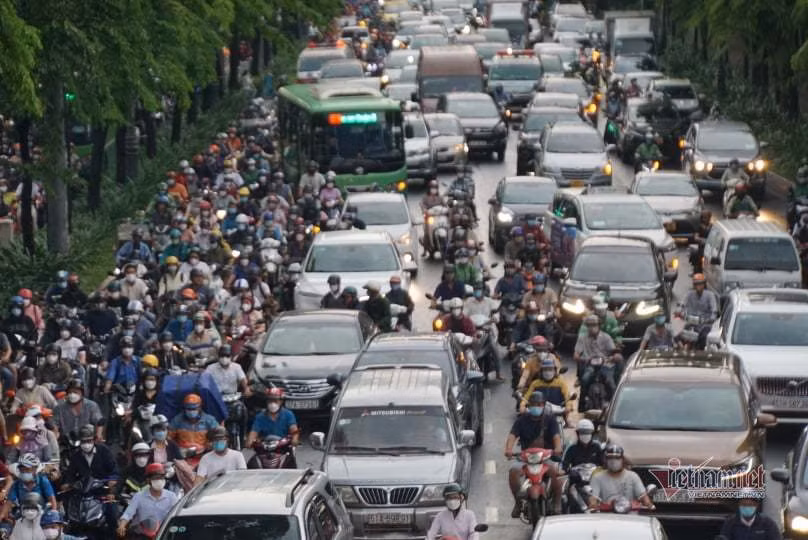 Giao thong hon loan o cua ngo san bay Tan Son Nhat, CSGT khong the dieu tiet-Hinh-8