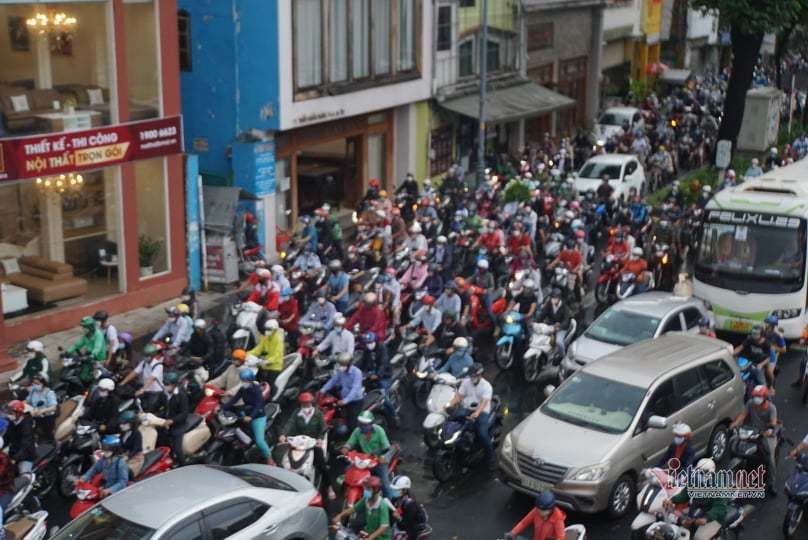 Giao thong hon loan o cua ngo san bay Tan Son Nhat, CSGT khong the dieu tiet-Hinh-7