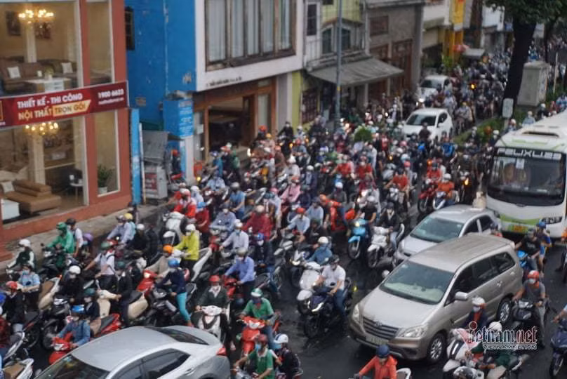 Giao thong hon loan o cua ngo san bay Tan Son Nhat, CSGT khong the dieu tiet-Hinh-7