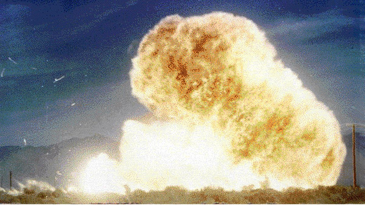 Vì vậy, tác động của bom chân không mạnh hơn và có khả năng sát thương cao hơn so với nhiều loại bom thông thường. Một ưu điểm khác của bom chân không là vụ nổ của vũ khí này thường kéo dài hơn và xảy ra ở nhiệt độ cao hơn nhiều so với những loại bom khác.