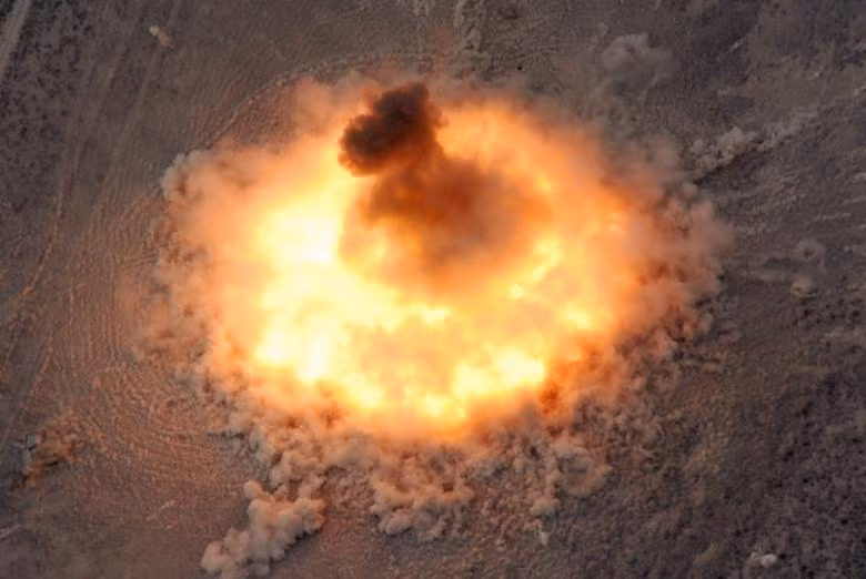 Theo các chuyên gia, bom chân không là vũ khí khủng khiếp, có sức tàn phá khủng khiếp. Nguyên do là bởi vụ nổ hút hết oxy xung quanh khu vực. Kết quả là người dân ở gần vụ nổ không có oxy để thở dẫn đến ngạt thở và tử vong.