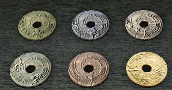 Người Dropa đã ẩn náu trong hang động của vùng núi này để tìm cách sửa chữa phi thuyền rồi trở về quê nhà. Trong quá trình sống ở Trái đất, họ bị các thổ dân thuộc tộc Ham coi là đối tượng thù địch nên bị truy đuổi, tấn công.