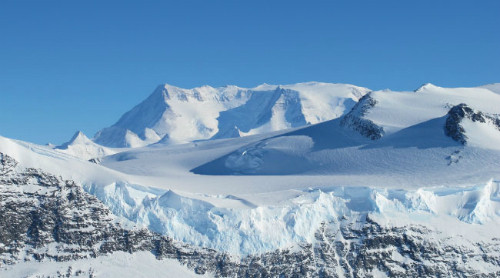 Thêm nữa, sa mạc Nam Cực được bao phủ bởi lớp băng vĩnh cửu chiếm tới 90% lượng nước trên Trái Đất. Phần lớn trong số đó có độ dày trung bình 1,6 km.