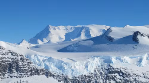 Thêm nữa, sa mạc Nam Cực được bao phủ bởi lớp băng vĩnh cửu chiếm tới 90% lượng nước trên Trái Đất. Phần lớn trong số đó có độ dày trung bình 1,6 km.