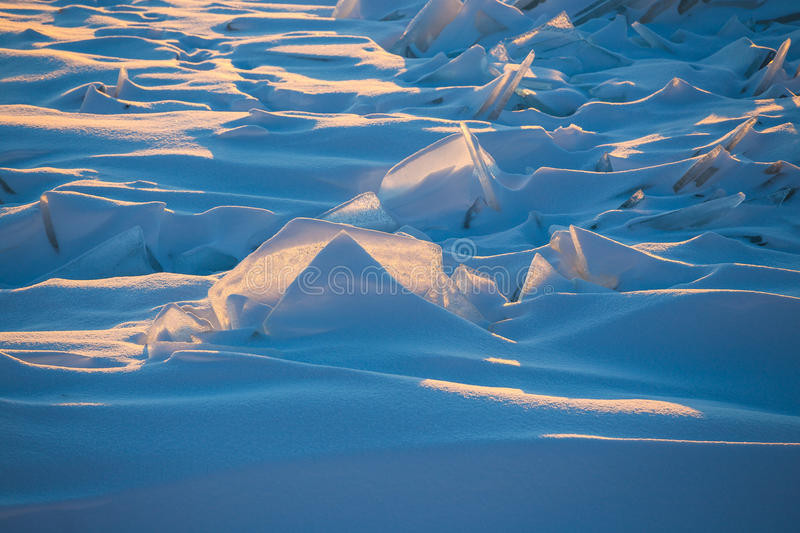 Sa mạc Nam Cực là một trong số đó. Nơi đây nhận lượng mưa trung bình hàng năm khoảng 50 mm và mưa tồn tại chủ yếu dưới dạng tuyết hoặc sương mù.