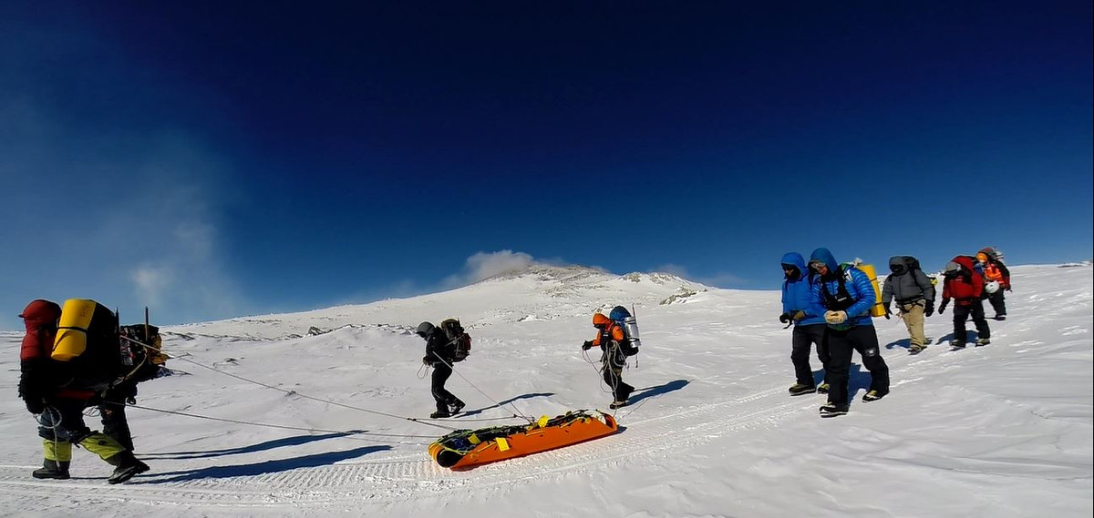 Tại sa mạc lạnh lớn nhất thế giới này, không có cộng đồng nào định cư lâu dài. Thay vào đó, khoảng 1.000 - 5.000 nhà khoa học làm việc tại các trạm nghiên cứu.