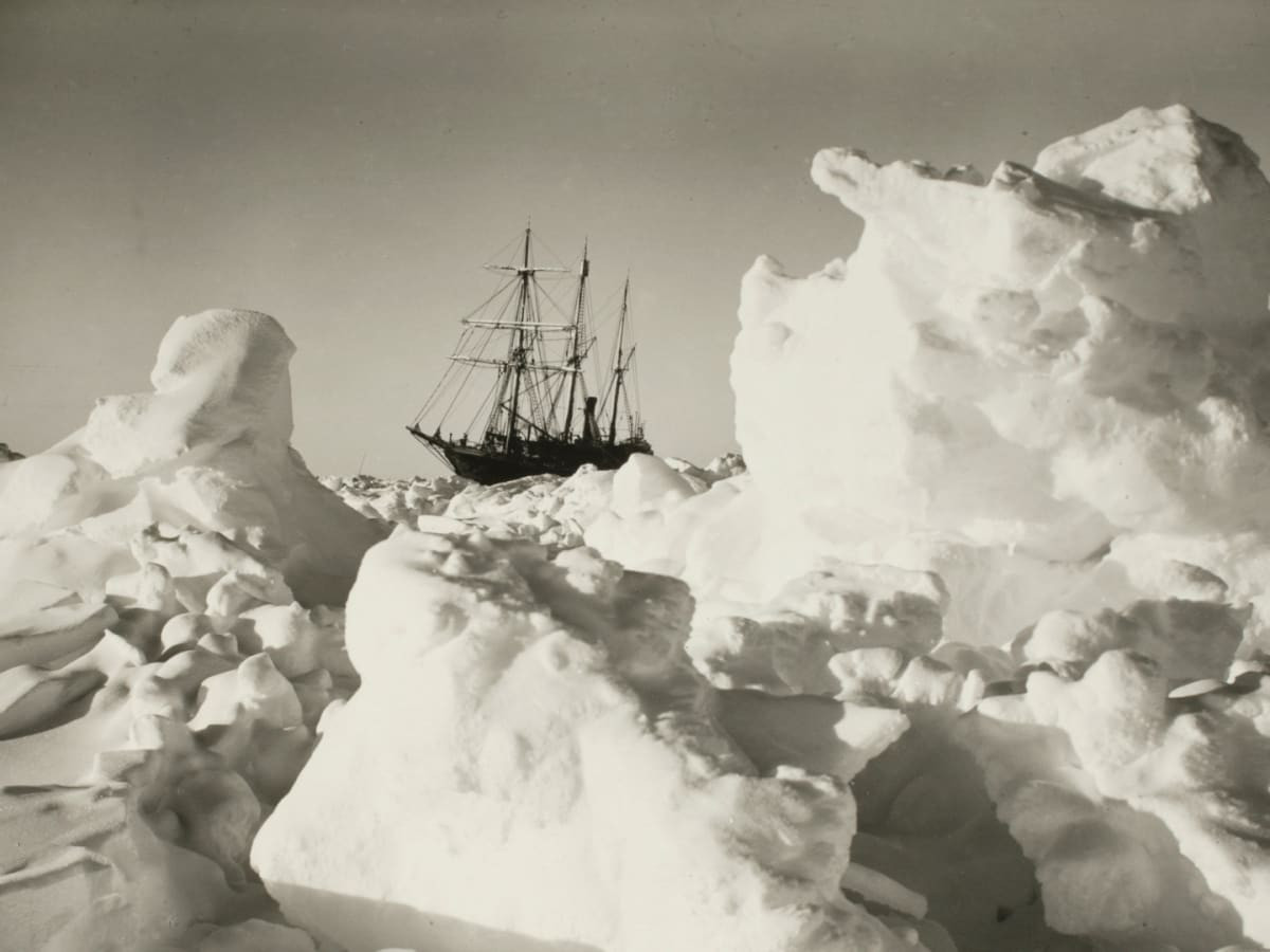 Hai ngày sau khi khởi hành, tàu Endurance đi vào vùng băng nổi ở Nam Cực. Trong vài tuần tiếp theo, con tàu tiếp tục di chuyển về phía Nam như dự kiến.