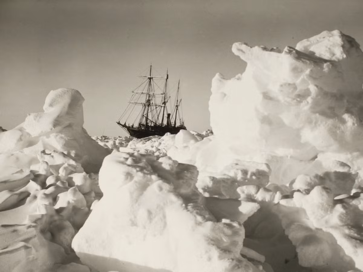 Hai ngày sau khi khởi hành, tàu Endurance đi vào vùng băng nổi ở Nam Cực. Trong vài tuần tiếp theo, con tàu tiếp tục di chuyển về phía Nam như dự kiến.