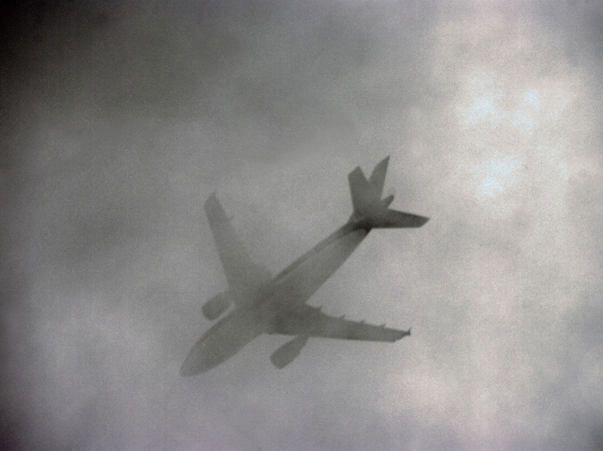 Theo đó, 92 người trên chuyến bay số hiệu Santiago Flight 513 (bao gồm 88 hành khách và 4 thành viên phi hành đoàn) mất tích bí ẩn không để lại dấu vết nào.