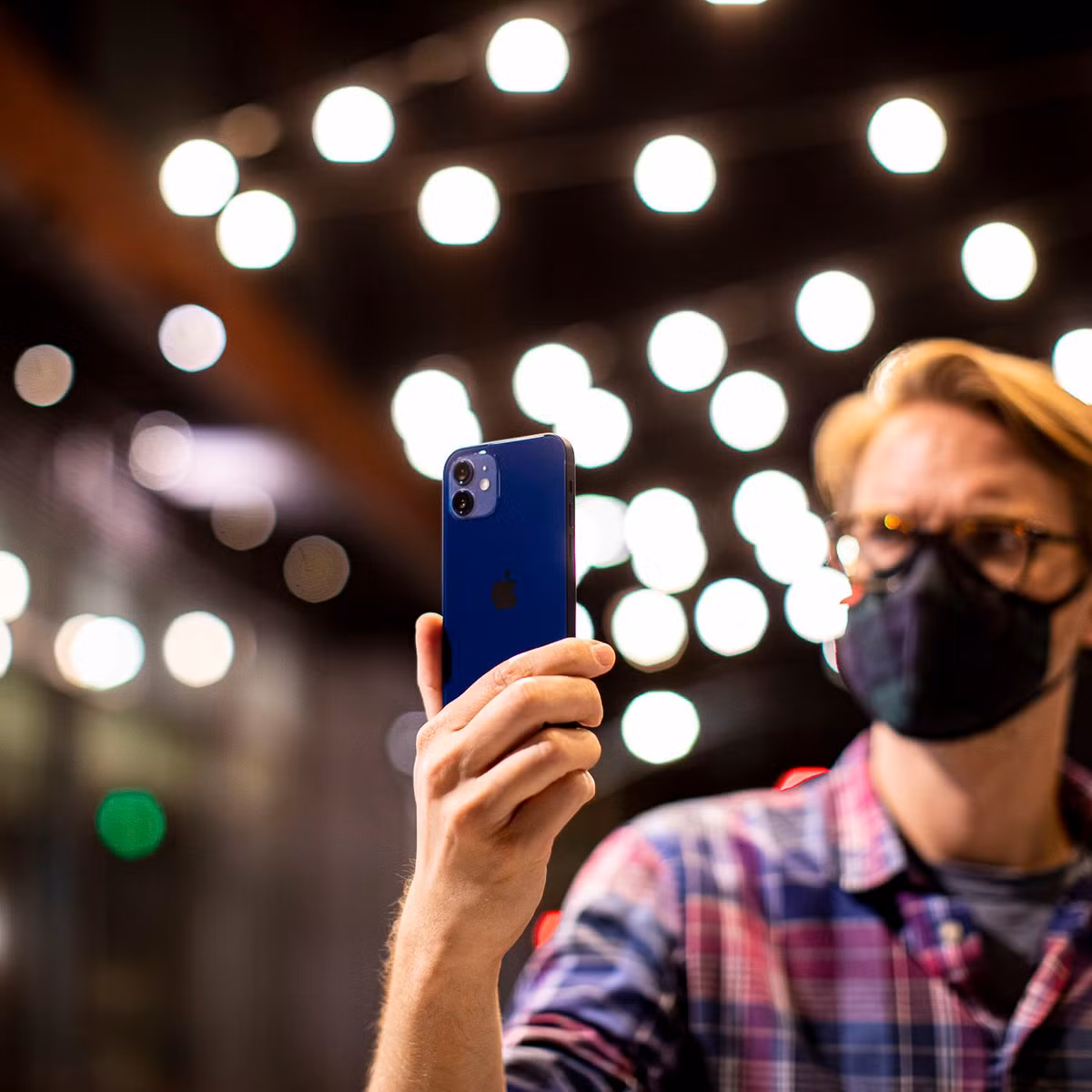 Trước khi cho ra mắt tính năng mở khóa iPhone khi đeo khẩu trang điện thoại sử dụng bản cập nhật iOS 15.4, Apple đã hỗ trợ người dùng mở khóa khi đeo khẩu trang nhưng phải thông qua xác thực bằng Apple Watch.