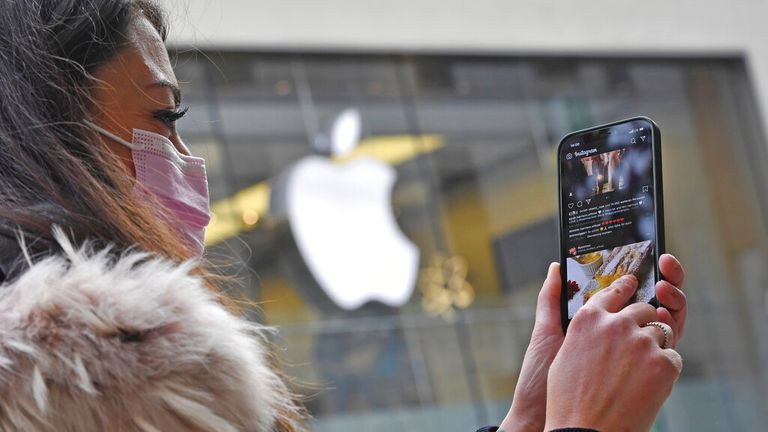 Trong số này, nổi bật là việc phiên bản iOS 15.4 cho phép người dùng mở khóa iPhone khi đeo khẩu trang. Tính năng này được đánh giá là khá hữu ích trong thời điểm đại dịch COVID-19 có những diễn biến phức tạp. Người dân ở nhiều nước vẫn thực hiện khuyến cáo đeo khẩu trang trong công tác phòng, chống dịch.