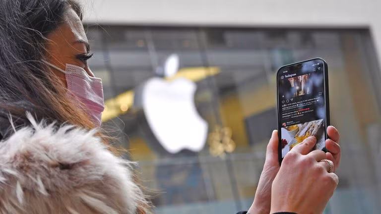 Trong số này, nổi bật là việc phiên bản iOS 15.4 cho phép người dùng mở khóa iPhone khi đeo khẩu trang. Tính năng này được đánh giá là khá hữu ích trong thời điểm đại dịch COVID-19 có những diễn biến phức tạp. Người dân ở nhiều nước vẫn thực hiện khuyến cáo đeo khẩu trang trong công tác phòng, chống dịch.