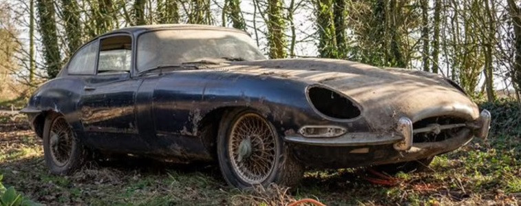 Trong cuộc đấu giá tại Bảo tàng Chiến tranh Hoàng gia, Duxford, chiếc Jaguar E-Type bị rỉ sét được bán với giá 41.000 bảng Anh (hơn 1,2 tỷ đồng). Người chủ không ngờ ô tô cũ kỹ tưởng chừng chỉ là đống sắt vụn nằm trong nhà kho suốt nhiều năm ở một thị trấn của Anh bán được giá cao như vậy.