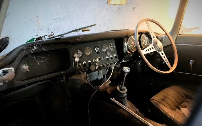 Hồ sơ cho thấy chiếc xe này được đăng ký lần đầu tiên vào ngày 3/3/1965. Đến ngày 20/6/1966, nó được người chủ đầu tiên bán cho David Trenchard Thom - huấn luyện viên đua ngựa chuyên nghiệp tại Exning, Newmarket.