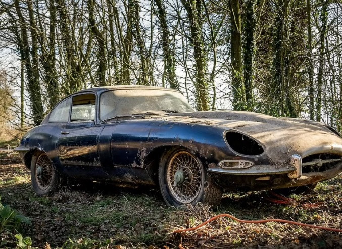 Người chủ hiện tại đã mua chiếc Jaguar E-Type cũ kỹ như một món quà kỷ niệm dành cho bản thân sau nhiều năm làm việc chăm chỉ.