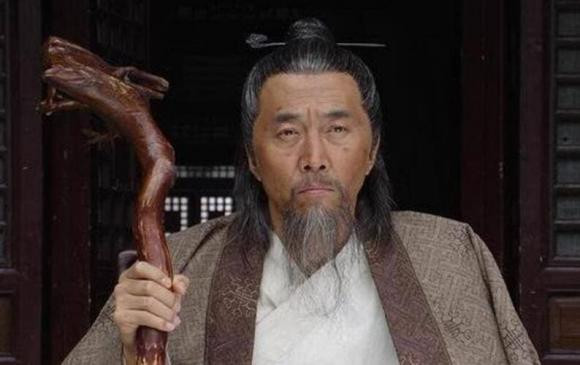 Là người có tài, Lưu Bá Ôn hiểu được nếu bản thân quá thông minh thì sẽ khiến Chu Nguyên Chương đề phòng, thậm chí là nghi kỵ. Tồi tệ nhất có thể khiến bản thân và gia đình gặp họa sát thân. Vì vậy, vào năm 1371, ông xin từ chức về quê và được nhà vua phê chuẩn.