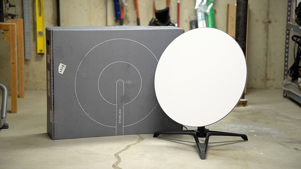 Là một kỹ sư đam mê tìm hiểu các thiết bị công nghệ, anh Kutkov đã mua thiết bị đầu cuối của Starlink từ vài tháng trước trên eBay để "mổ xẻ" và trải nghiệm dịch vụ.