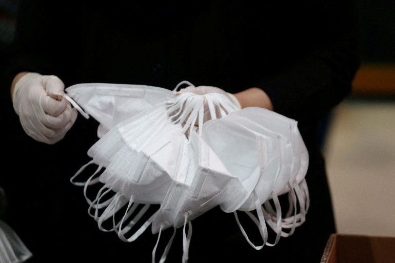 Trong khi đó, việc đeo khẩu trang bắt buộc trên các phương tiện giao thông cộng như tàu hỏa, xe buýt, máy bay và ở các nhà ga vẫn được Mỹ thực hiện đến ngày 18/3.