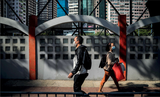 Xuất phát từ tình hình này, CDC Mỹ điều chỉnh quy định về đeo khẩu trang trong nhà. Người dân Mỹ sinh sống tại những khu vực có tỷ lệ lây nhiễm ở mức trung bình hoặc thấp không cần thực hiện việc đeo khẩu trang.