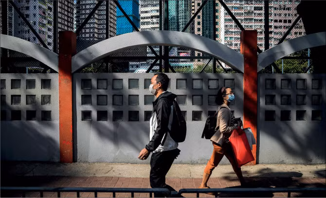 Xuất phát từ tình hình này, CDC Mỹ điều chỉnh quy định về đeo khẩu trang trong nhà. Người dân Mỹ sinh sống tại những khu vực có tỷ lệ lây nhiễm ở mức trung bình hoặc thấp không cần thực hiện việc đeo khẩu trang.