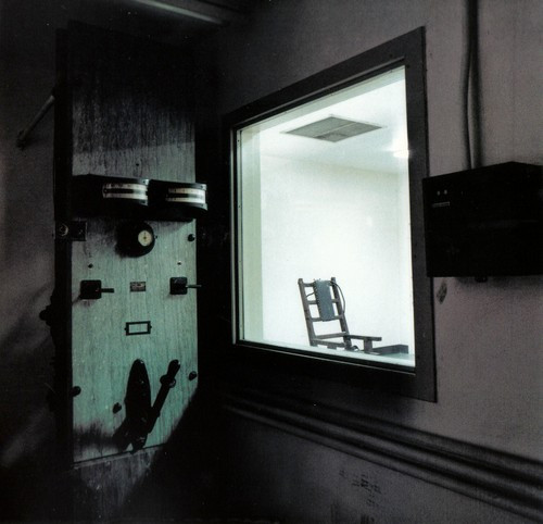 Sau nhiều năm làm công việc tước đoạt tính mạng của tử tù, ông Hurlburt luôn giữ bí mật về công việc vì sợ mọi người xung quanh sợ hãi, không dám tiếp xúc, thậm chí che giấu hành tung vì lo sợ sẽ bị trả thù.