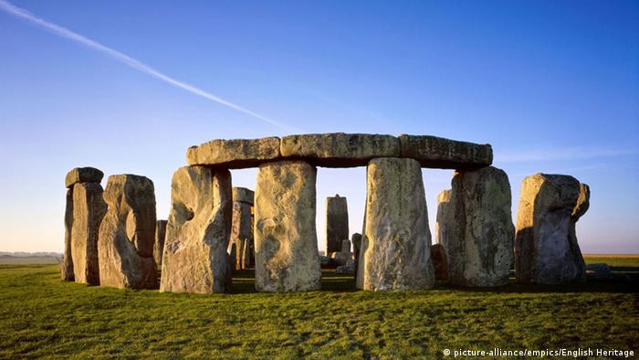 Nằm gần Amesbury, thuộc hạt Wiltshire, Anh, bãi đá cổ Stonehenge là công trình tượng đài cự thạch thời kỳ đồ đá mới và thời kỳ đồ đồng. Các chuyên gia ước tính, công trình này khoảng 4.000 năm tuổi.