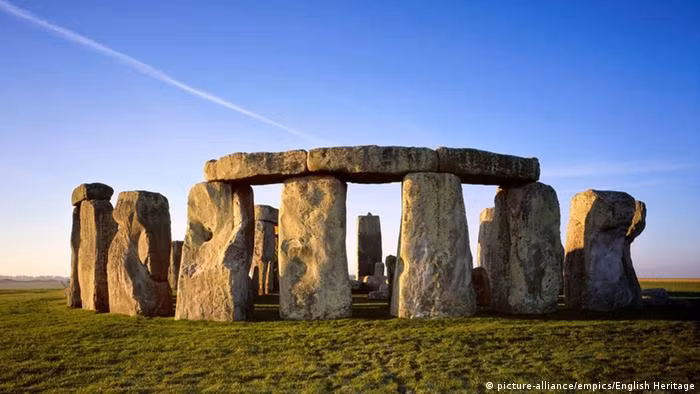 Nằm gần Amesbury, thuộc hạt Wiltshire, Anh, bãi đá cổ Stonehenge là công trình tượng đài cự thạch thời kỳ đồ đá mới và thời kỳ đồ đồng. Các chuyên gia ước tính, công trình này khoảng 4.000 năm tuổi.