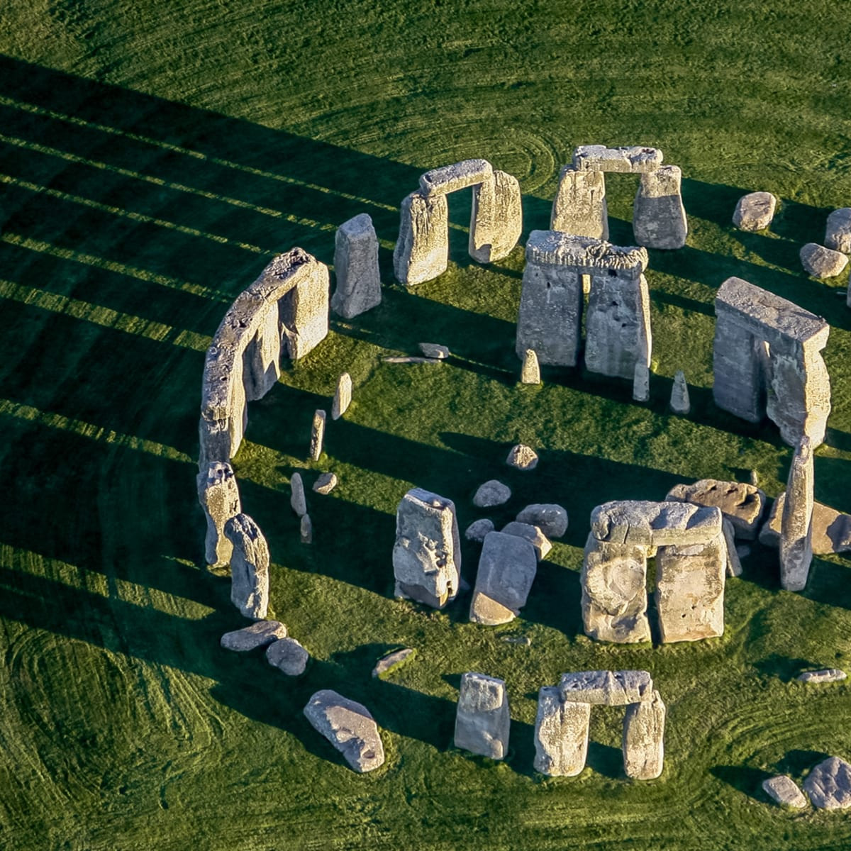 Bãi đá cổ Stonehenge bao gồm các công sự bằng đất bao quanh một vòng đá. Trong suốt nhiều thập kỷ qua, các chuyên gia cố gắng giải mã công trình này được người xưa tạo ra với mục đích gì.
