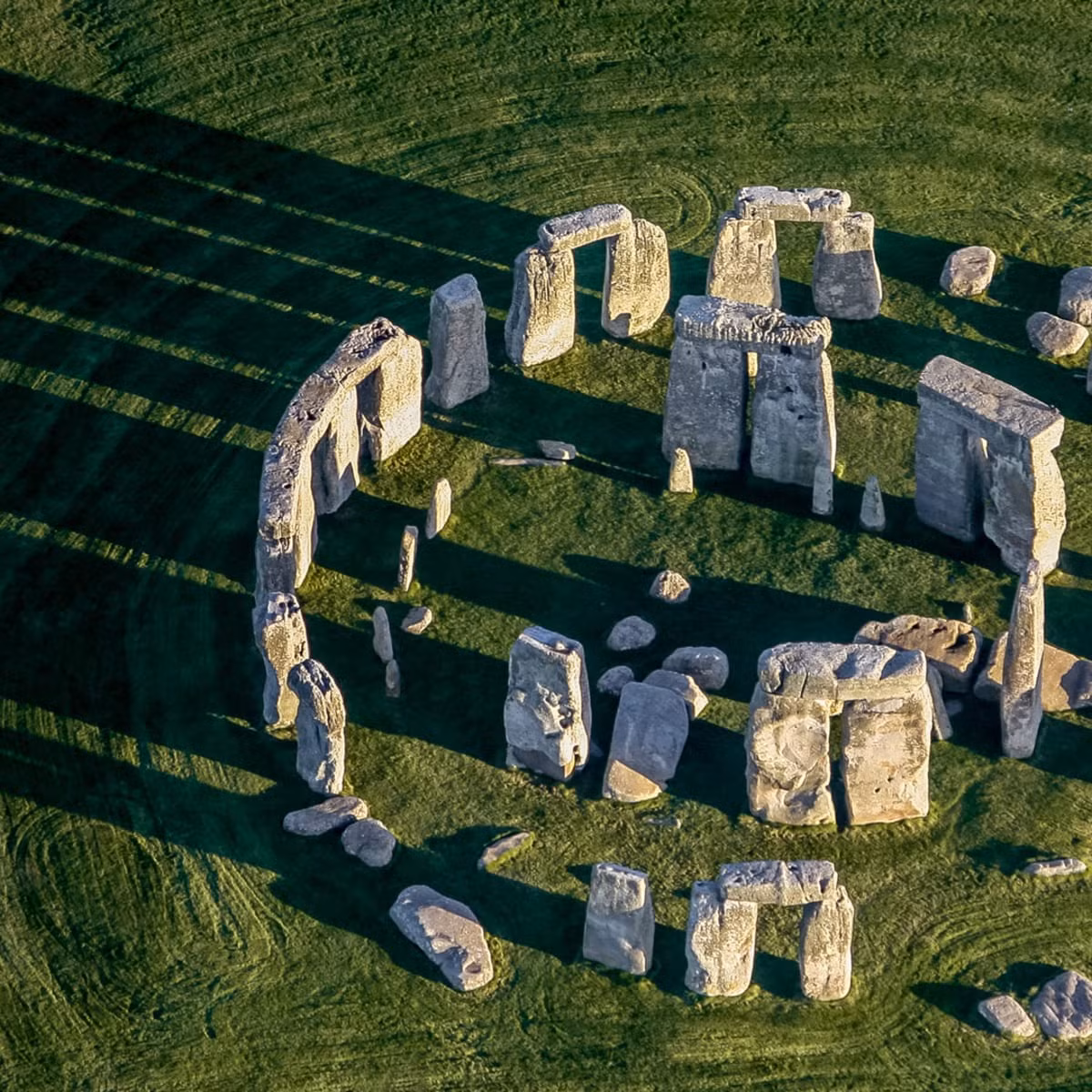 Bãi đá cổ Stonehenge bao gồm các công sự bằng đất bao quanh một vòng đá. Trong suốt nhiều thập kỷ qua, các chuyên gia cố gắng giải mã công trình này được người xưa tạo ra với mục đích gì.