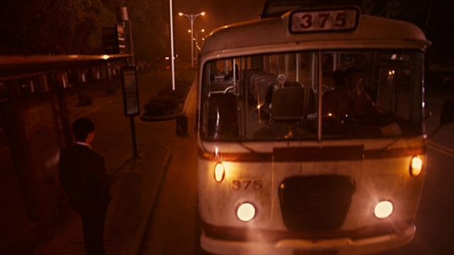 Không lâu sau khi 3 người đàn ông bí ẩn lên xe bus 375, người đàn ông lớn tuổi đột nhiên di chuyển lên và ngồi cạnh cô Hồng. Sau đó, hai người xảy ra tranh cãi vì người đàn ông đột nhiên vỗ vào lưng của cô Hồng.