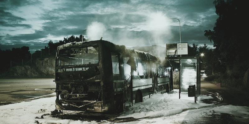 Ngày hôm sau, báo chí đưa tin xe bus 375 được phát hiện gặp tai nạn lật đổ và cháy rụi cách nơi 2 hành khách trên xuống xe một đoạn không xa. Nữ tài xế và nhân viên soát vé cùng một người không rõ danh tính tử vong trong vụ tai nạn.