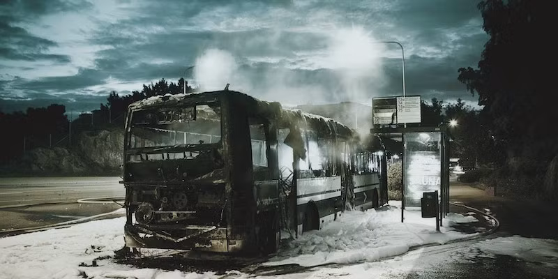 Ngày hôm sau, báo chí đưa tin xe bus 375 được phát hiện gặp tai nạn lật đổ và cháy rụi cách nơi 2 hành khách trên xuống xe một đoạn không xa. Nữ tài xế và nhân viên soát vé cùng một người không rõ danh tính tử vong trong vụ tai nạn.