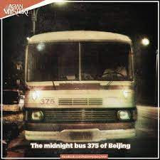 Do đã vào tối muộn nên trên xe bus 375 lúc ấy chỉ có 4 người (2 hành khách mới lên xe, tài xế và người soát vé. Sau khi ngồi trên xe, cô Hồng nhận ra người đàn ông lớn tuổi chính là bảo vệ ở Đại học Thể thao - ngôi trường mà cô đang theo học.