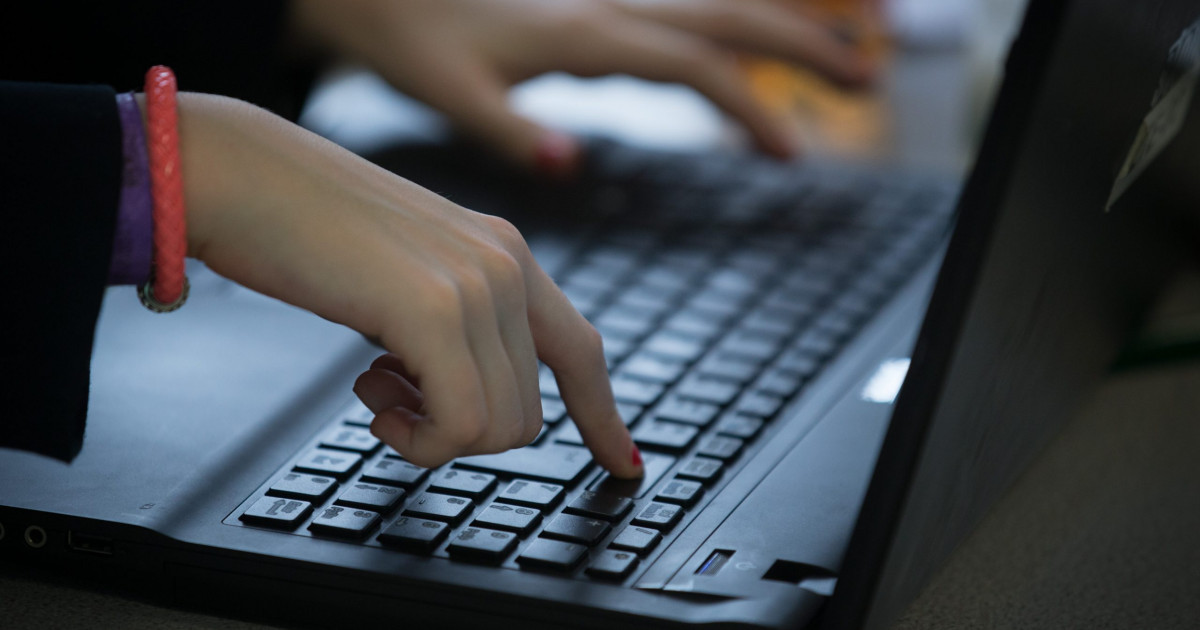 Thêm nữa, giới chức Ukraine sử dụng mạng xã hội để kêu gọi người nước ngoài cùng góp sức và huy động tin tặc địa phương tham gia cuộc chiến Internet.