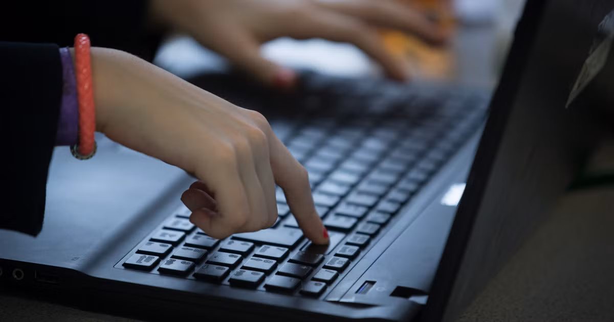 Thêm nữa, giới chức Ukraine sử dụng mạng xã hội để kêu gọi người nước ngoài cùng góp sức và huy động tin tặc địa phương tham gia cuộc chiến Internet.