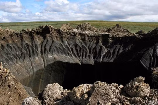 Trung bình mỗi năm "cổng địa ngục" ở Siberia mở rộng khoảng 20 - 30m. Sự việc này xảy ra do băng tan thành nước và trôi đi. Thêm nữa, biến đổi khí hậu góp phần khiến "cổng địa ngục" ngày càng lớn hơn khiến nhiều người lo lắng.