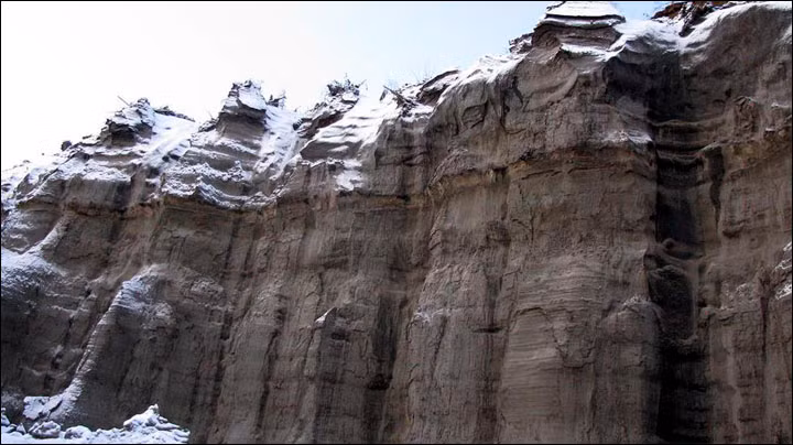 Một giả thuyết cho rằng, âm thanh ở "cổng địa ngục" có thể chính là tiếng đất đá vỡ và rơi xuống phía dưới trong quá trình miệng hố liên tục mở rộng.