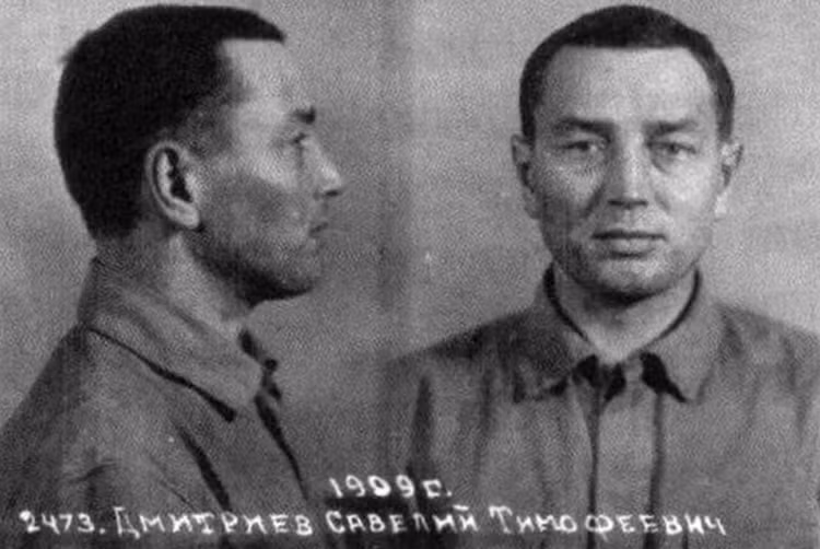 Đến ngày 6/11/1942, Stalin suýt gặp nguy hiểm đến tính mạng vì trở thành mục tiêu ám sát của Savely Dmitriev (trong ảnh). Người này là nhân viên phục vụ trong một trung đoàn đóng quân ở Moscow nhưng đã xuất ngũ.