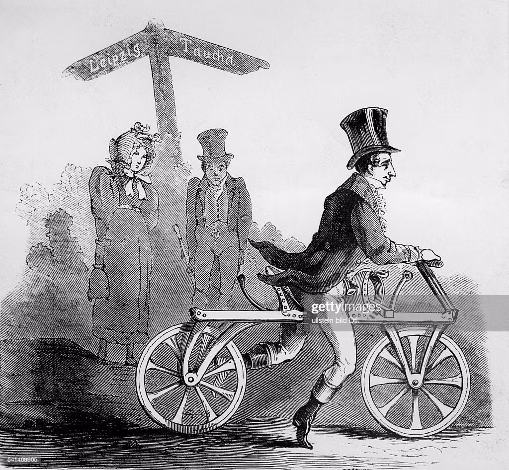 Bánh trước có thể bẻ lái và bánh sau được trang bị phanh xe. Trong lần chạy thử đầu tiên, chiếc xe do ông Drais sáng chế đi được đoạn đường 13 km trong khoảng 1 tiếng.