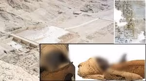 Trước khi tìm ra xác ướp, một số tài liệu cổ xưa đề cập đến việc pharaoh Seqenenre Taa II có thể bị ám sát và tử vong trong một cuộc đảo chính diễn ra tại cung điện. Sau đó, thi hài pharaoh Seqenenre Taa II được ướp xác một cách vội vã.