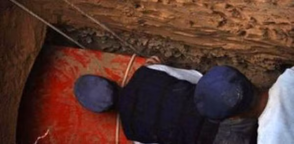 Mỗi cỗ quan tài dài khoảng 2m. Dù bị chôn dưới lòng đất suốt nhiều năm nhưng màu đỏ như máu của quan tài vẫn không phai nhạt.