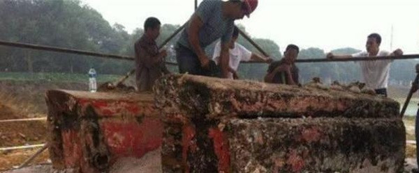 Năm 2005, một người dân ở thành phố Trú Mã Điếm, tỉnh Hà Nam, Trung Quốc tiến hành xây nhà mới. Người này nhờ một số người dân trong làng tới giúp đào móng. Trong lúc đào móng xây nhà, họ bất ngờ tìm thấy 2 quan tài đỏ.