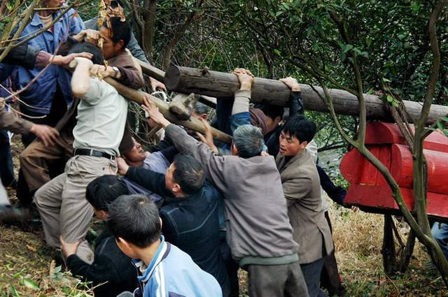 Cho rằng 2 quan tài màu đỏ như máu mang đến vận xui nên dân làng quyết định đem đốt chúng. Tuy nhiên, khi chính quyền địa phương và các chuyên gia biết chuyện thì việc làm trên được đánh giá là sai lầm.