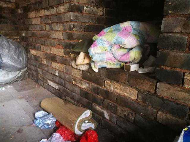 Vì vậy, cơ quan chức năng tiến hành cuộc điều tra nhằm làm rõ sự việc kỳ lạ này. Sau khi tìm hiểu, họ biết được ở gần lăng mộ có một công trình đang thi công. Một vài công nhân có hoàn cảnh khó khăn không đủ tiền thuê trọ nên quyết định ngủ trong lăng mộ - nơi ít người lui tới.