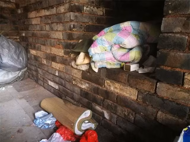 Vì vậy, cơ quan chức năng tiến hành cuộc điều tra nhằm làm rõ sự việc kỳ lạ này. Sau khi tìm hiểu, họ biết được ở gần lăng mộ có một công trình đang thi công. Một vài công nhân có hoàn cảnh khó khăn không đủ tiền thuê trọ nên quyết định ngủ trong lăng mộ - nơi ít người lui tới.